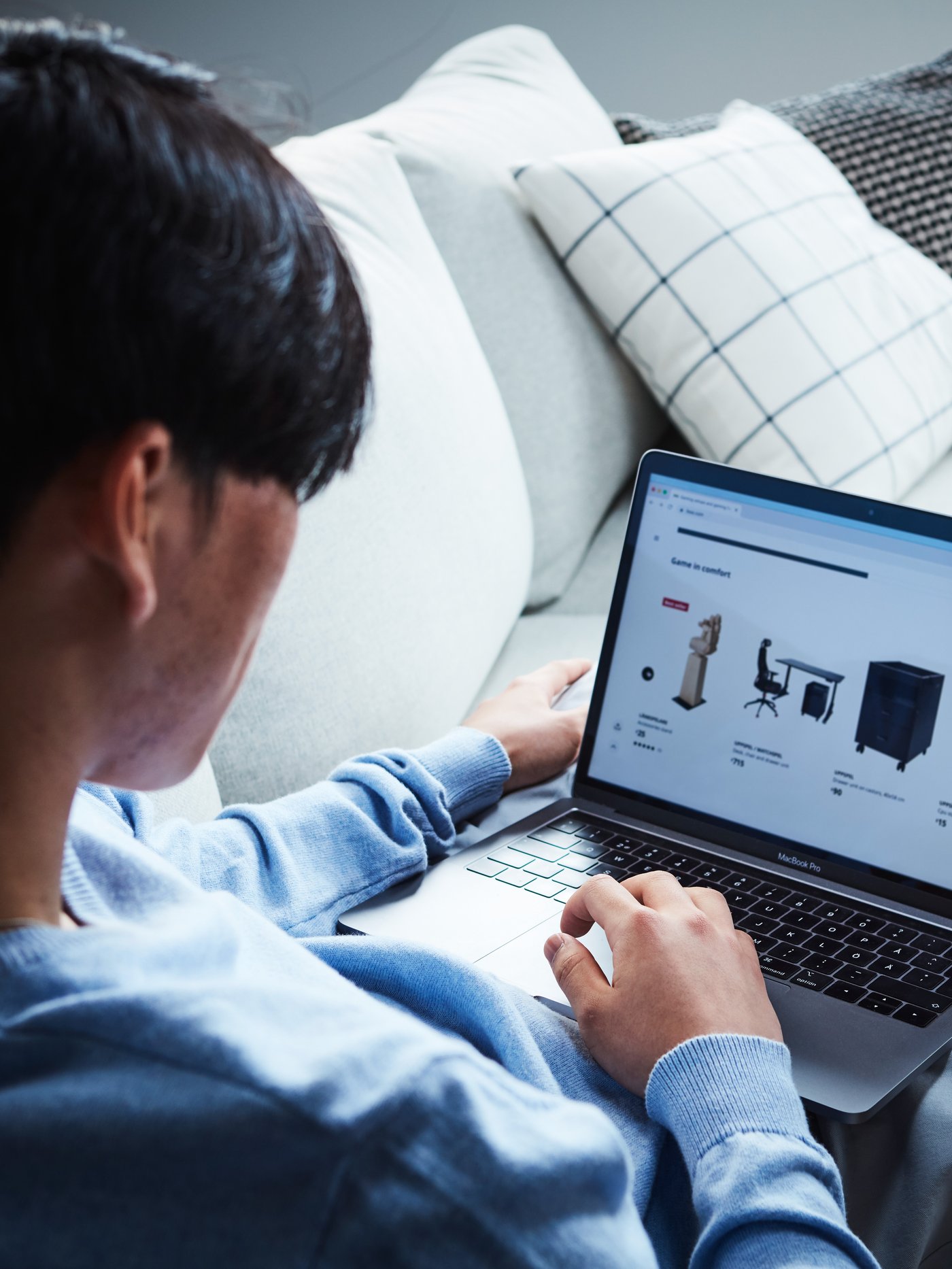 人がパソコンでイケアの商品を見ている様子