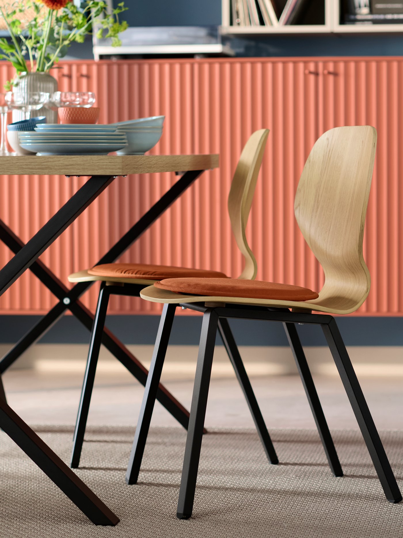 Dwa krzesła SKÅLSTA przy stole SKÅLSTA w przestronnej jadalni.