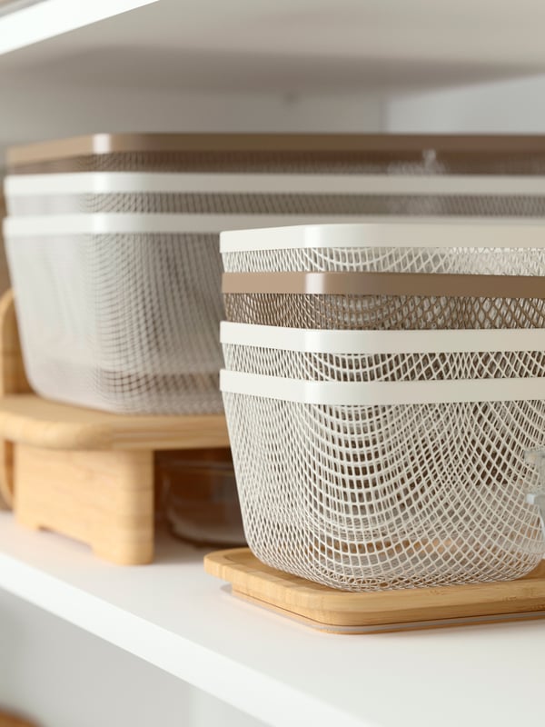 Bambusz STOLTHET vágódeszka, tetjén IKEA 365+ hálós tárolókkal.