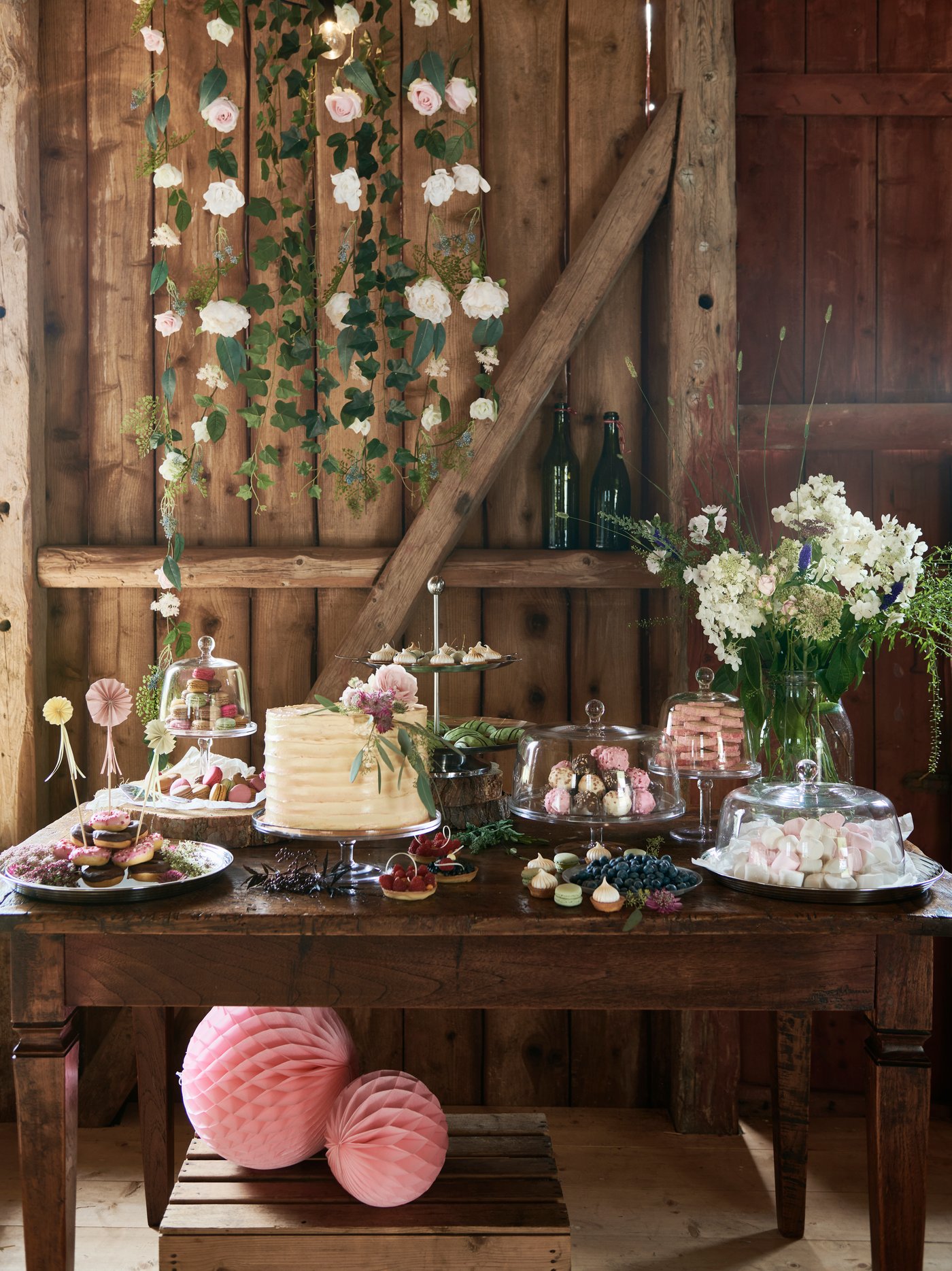 A stainless steel INBJUDEN tray in the dining room