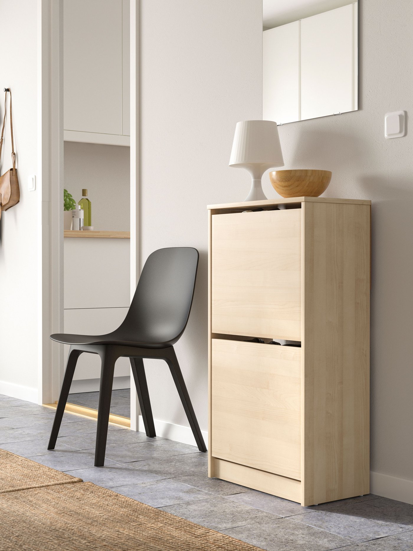 Un zapatero BISSA al costado de una puerta con una lámpara de mesa LAMPAN.