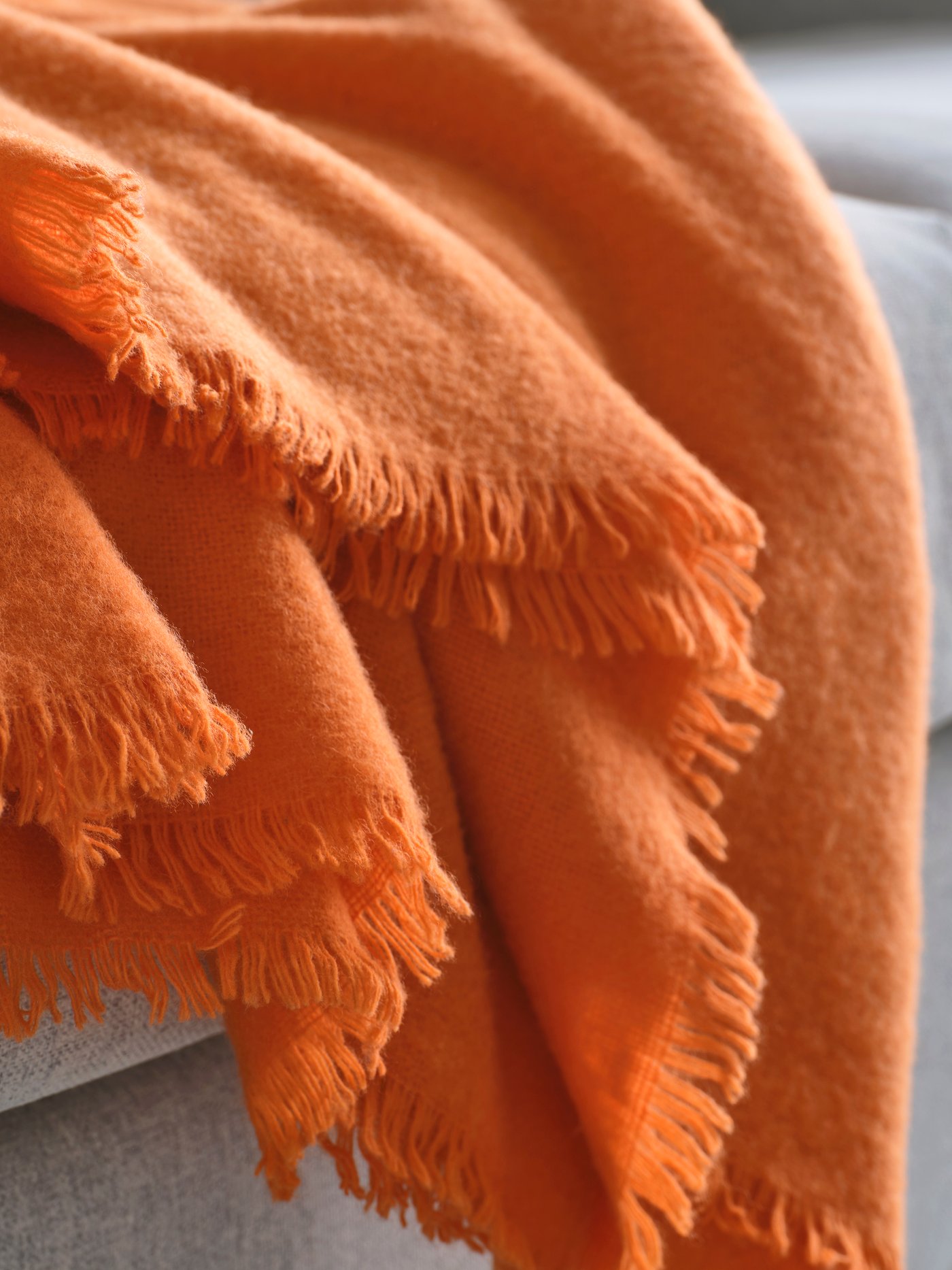 Närbild på en STOCKHOLM orange pläd.