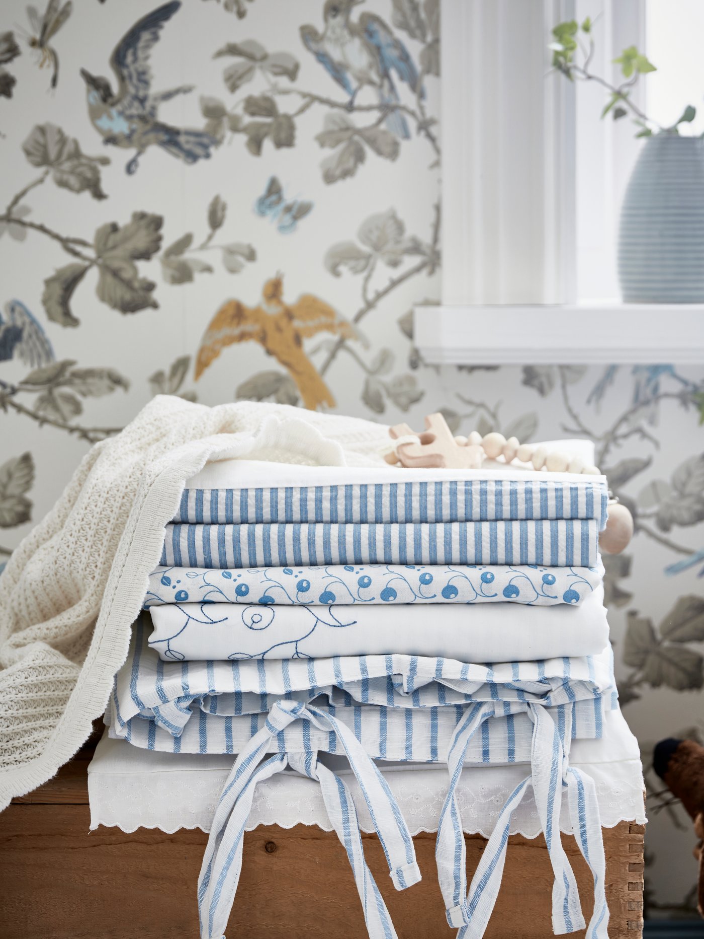 Hromada textilu pro miminka GULSPRAV ve světle modré a bílé barvě.