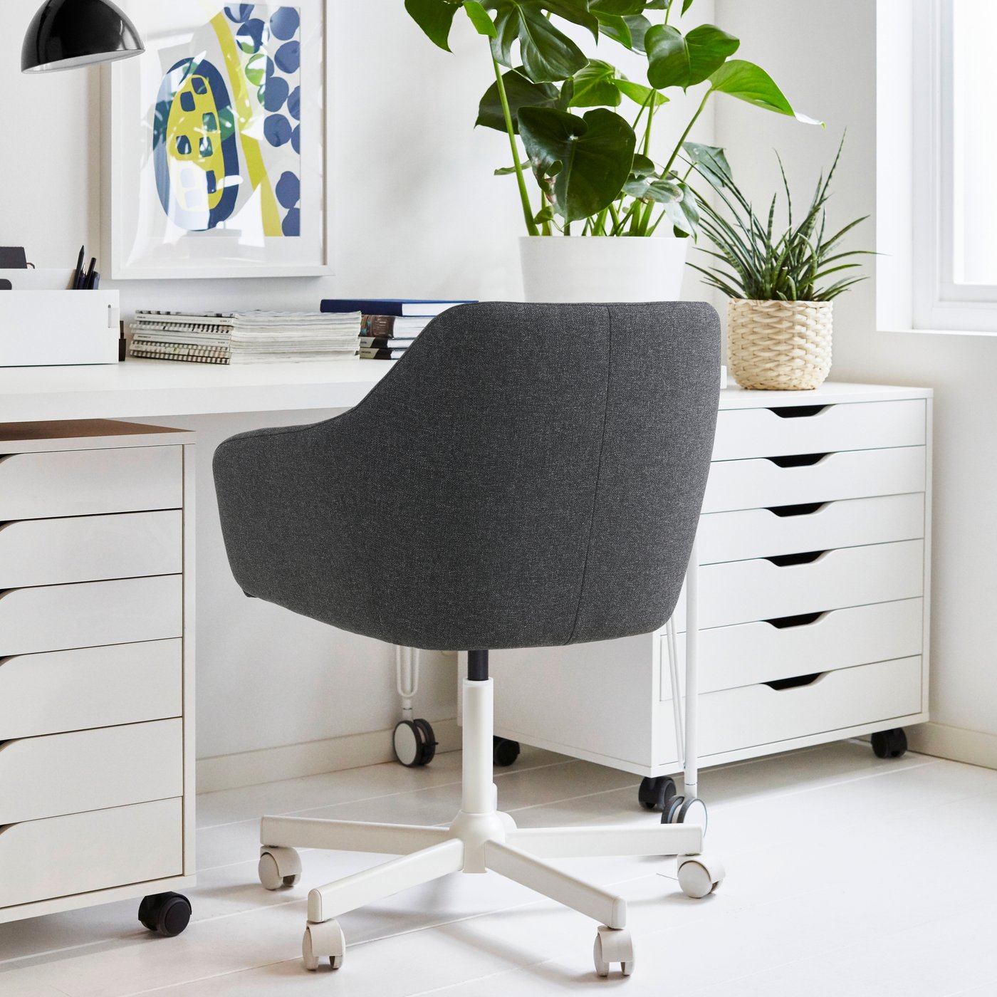 TOSSBERG/MALSKÄR Drehstuhl in Gunnared Dunkelgrau/Weiß in einem Homeoffice.