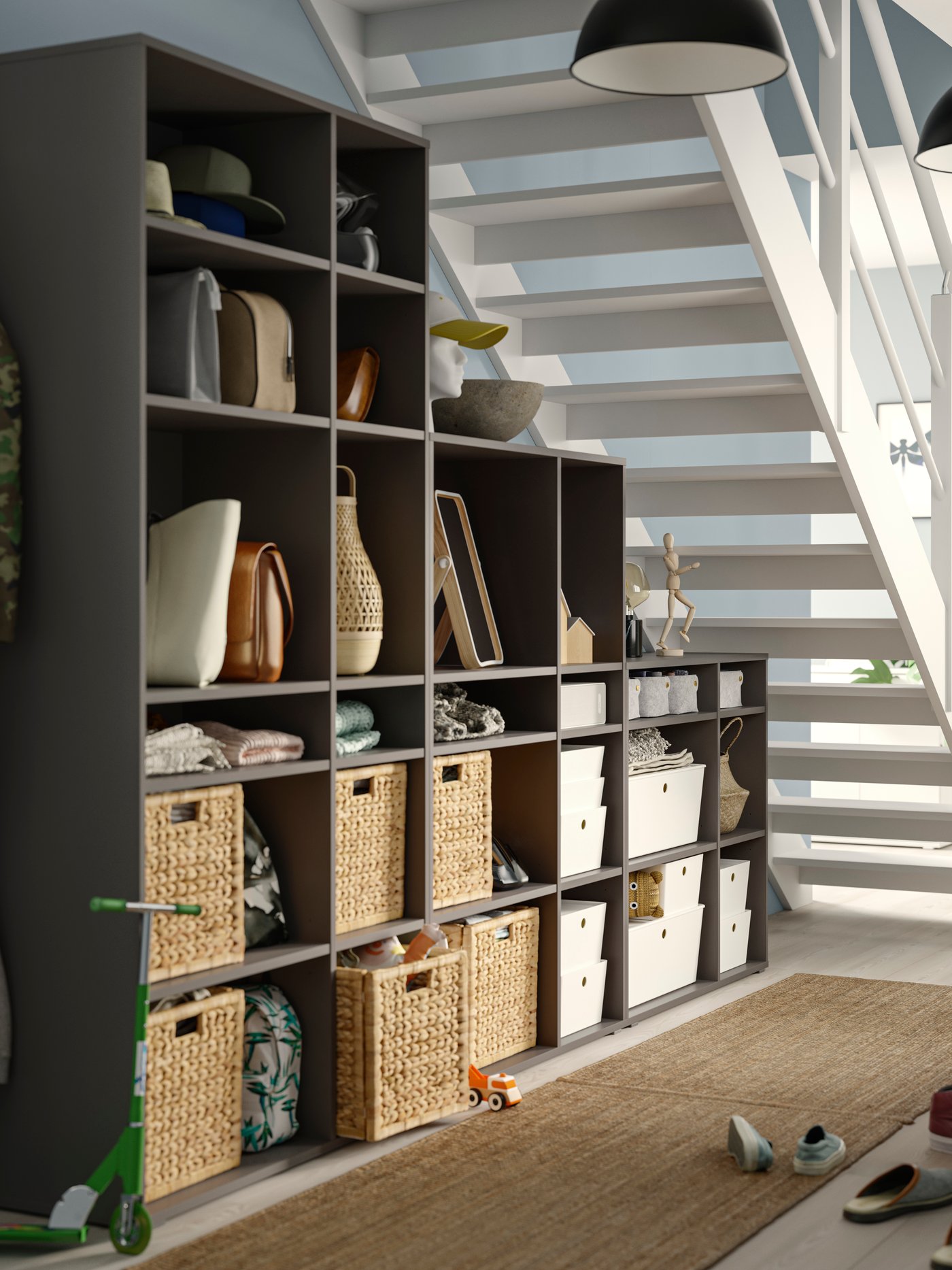 Uno scaffale VIHALS grigio scuro sotto una scala bianca. Al suo interno, diversi oggetti, scatole e contenitori.