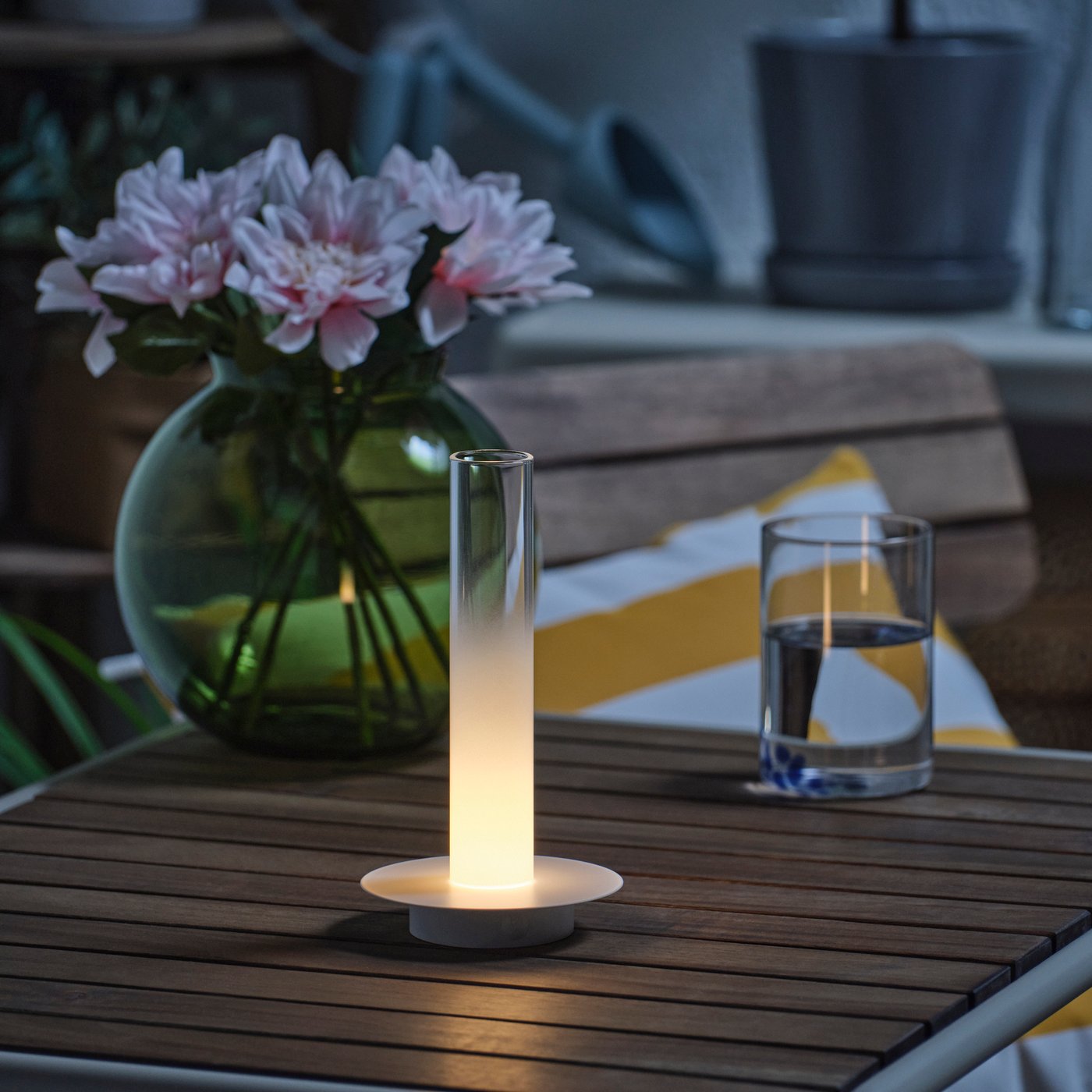 A battery-operated candle-shaped SOLVINDEN table lamp