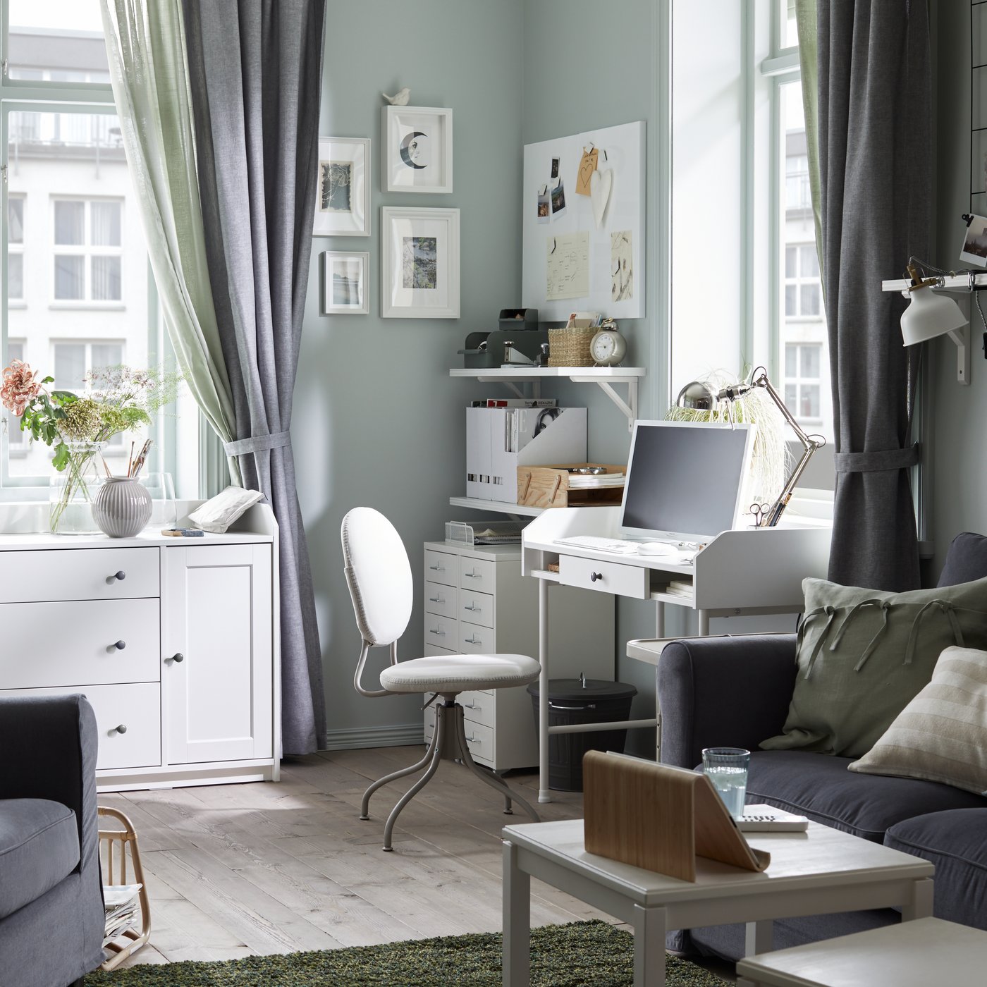 Ein gemütliches Wohnzimmer mit integriertem Schreibtisch.