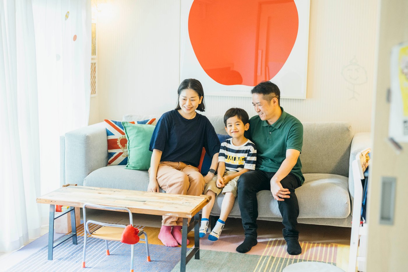 リビングで談笑するご家族。