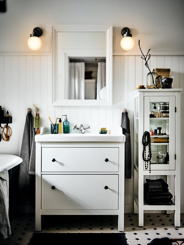 A SKISSEN 3-piece bathroom set in the bathroom