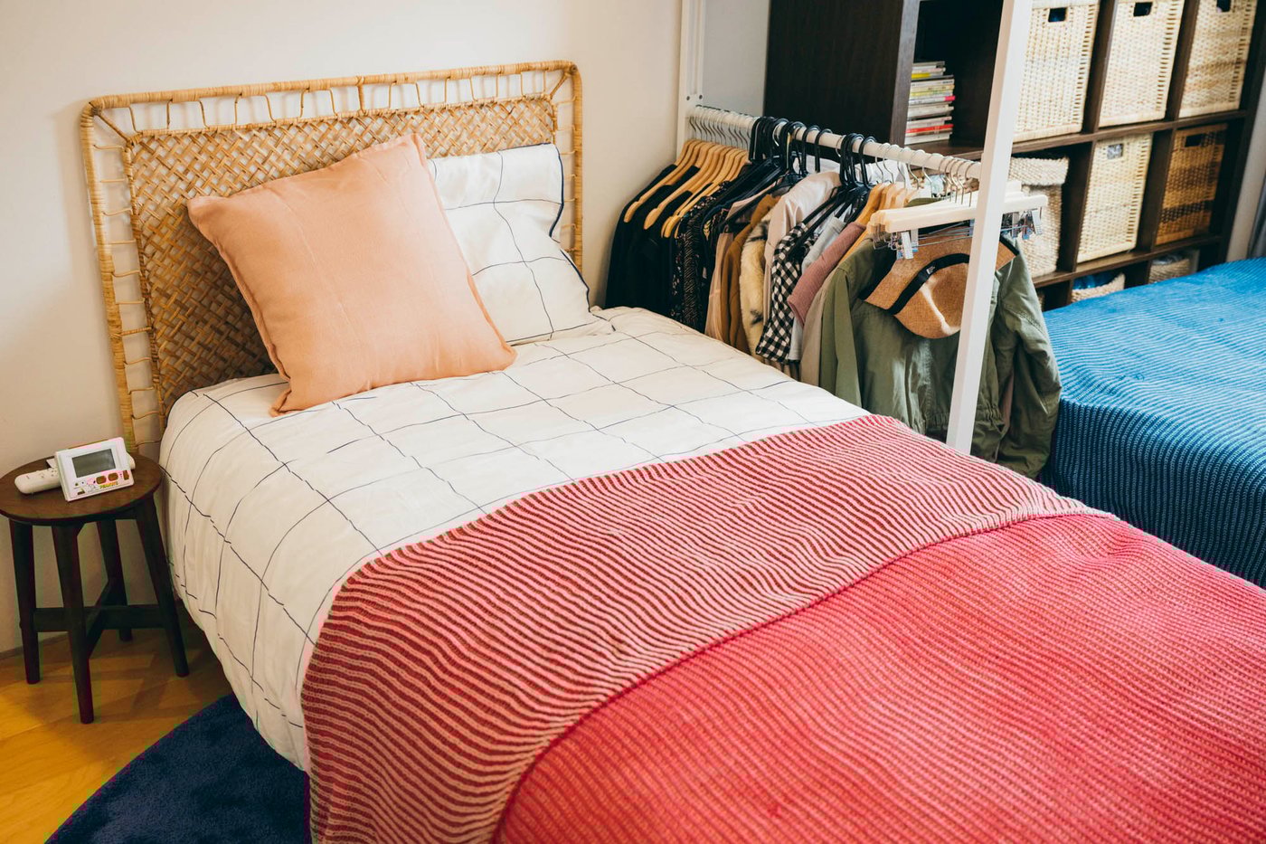 ピンクの寝具で統一されたベッド