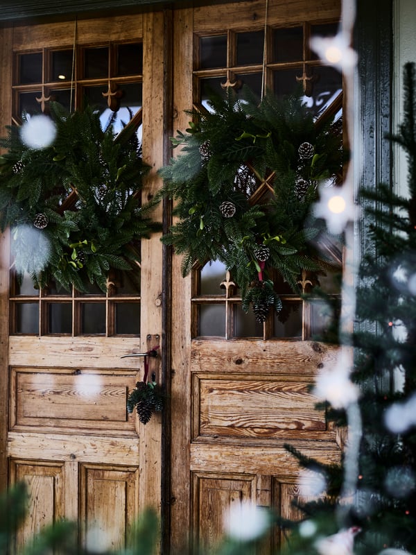 An outdoor star STRÅLA LED lighting curtain with 48 lights outside.