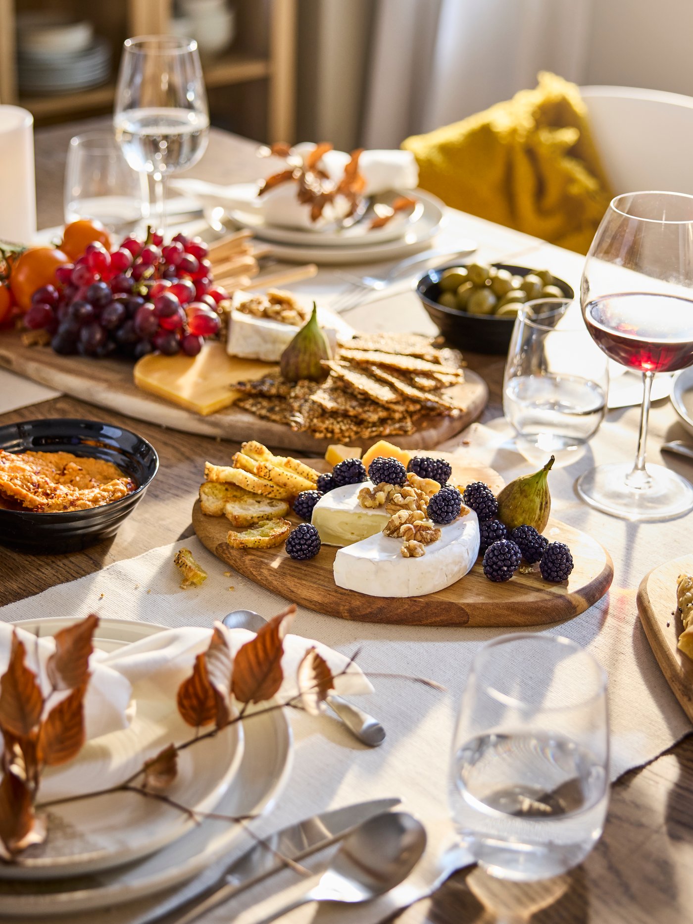 Tabla de madera FASCINERA con quesos y fiambres.