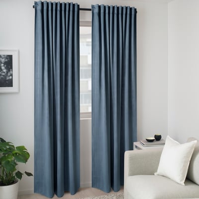 A light blue PRAKTTIDLÖSA room darkening curtains, 1 pair