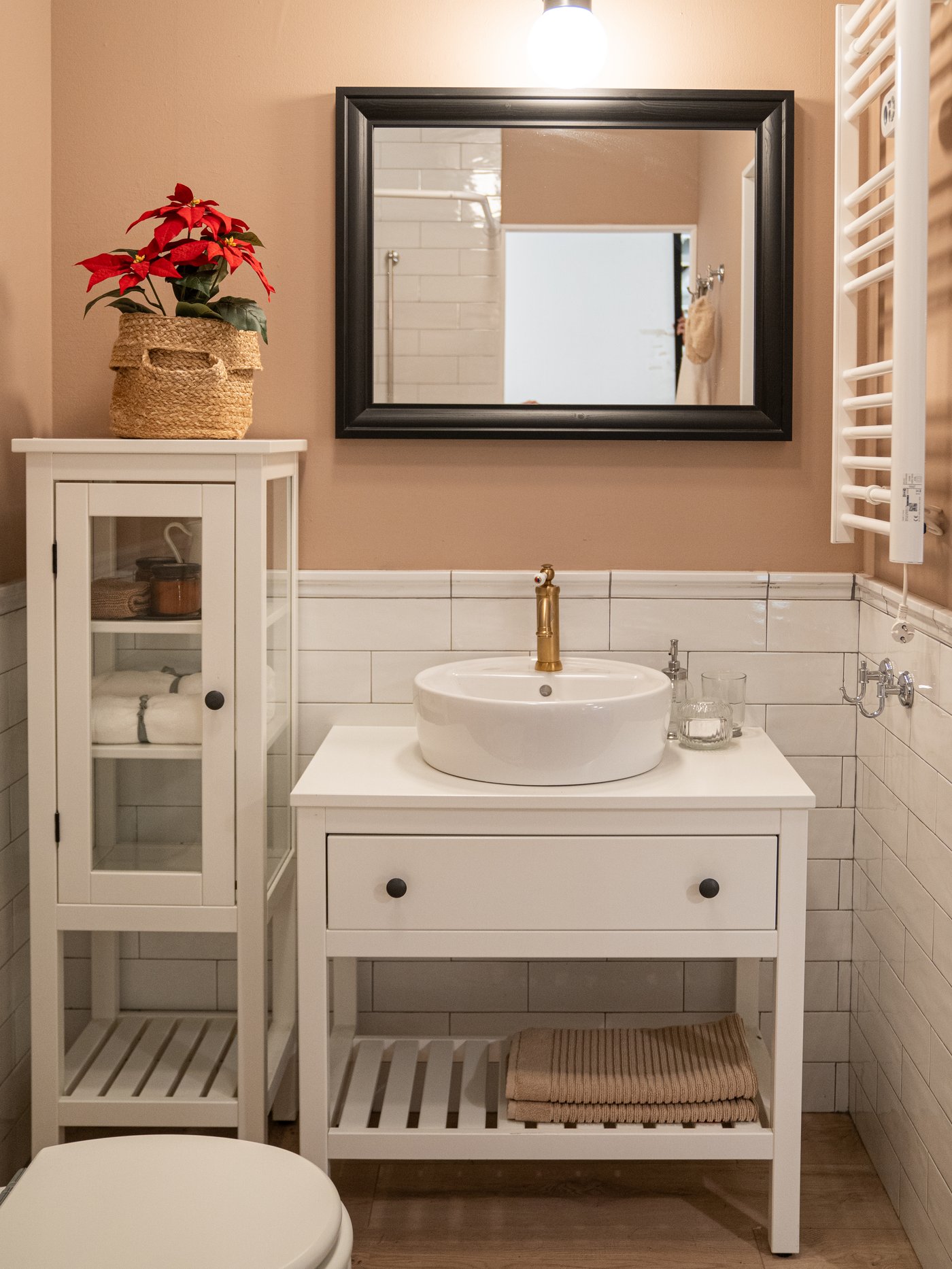 크고 밝은 오픈 플랜 주방에 화이트 및 터쿼이즈 도어가 보이고, 싱크대 위 조리대에는 꽃병이 있는 모습.