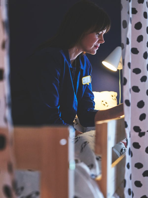 En IKEA inredare i en våningssäng.