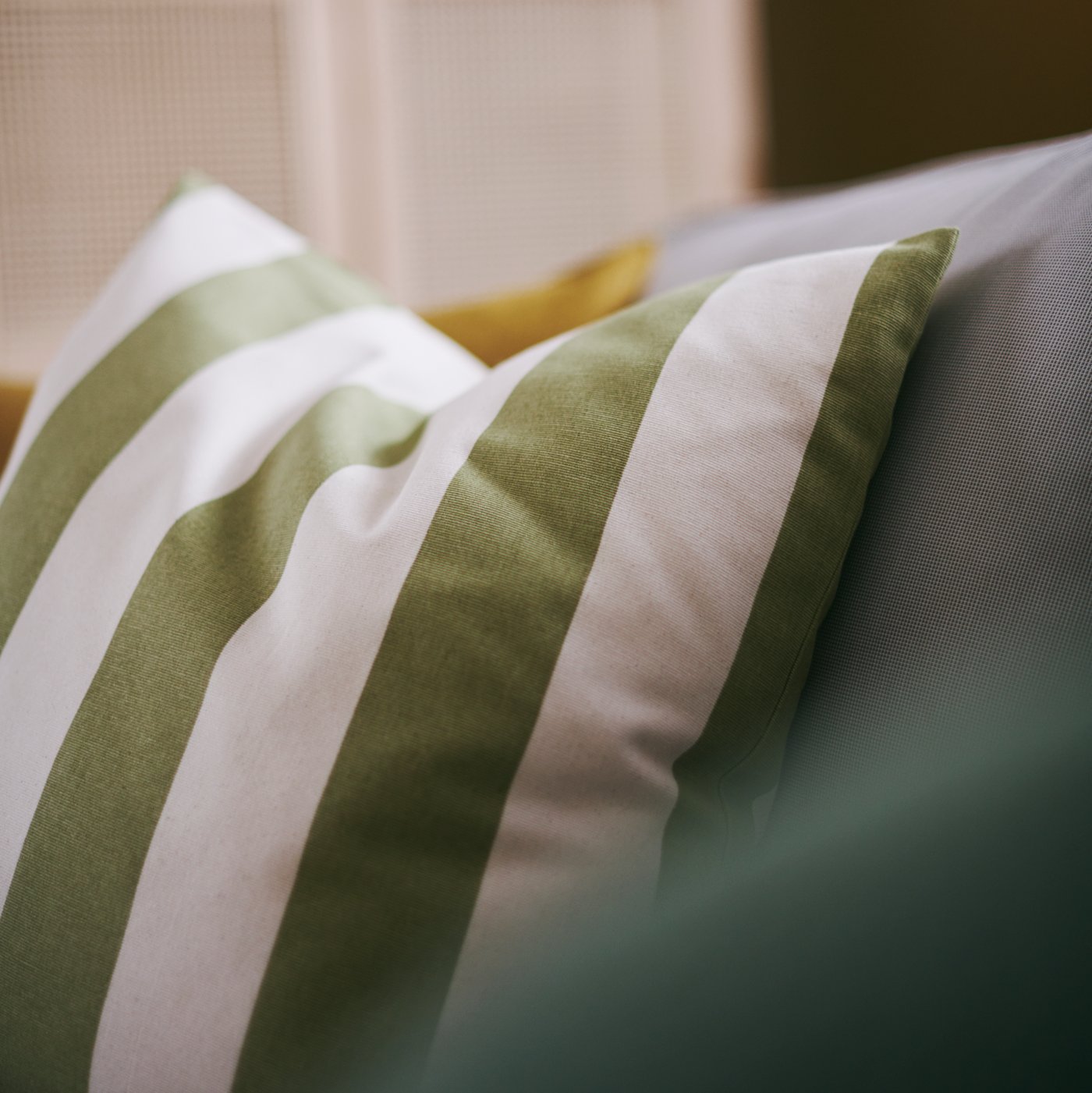 غطاء وسادة HILDAMARIA مصنوع من القطن بنسبة 100٪ ويتميز بخطوط باللون الأخضر والبيج الطبيعي.