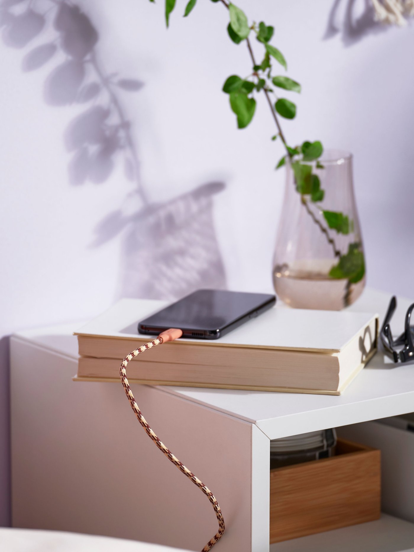 Un cavo LILLHULT da USB-C a Lightning rosa/beige.