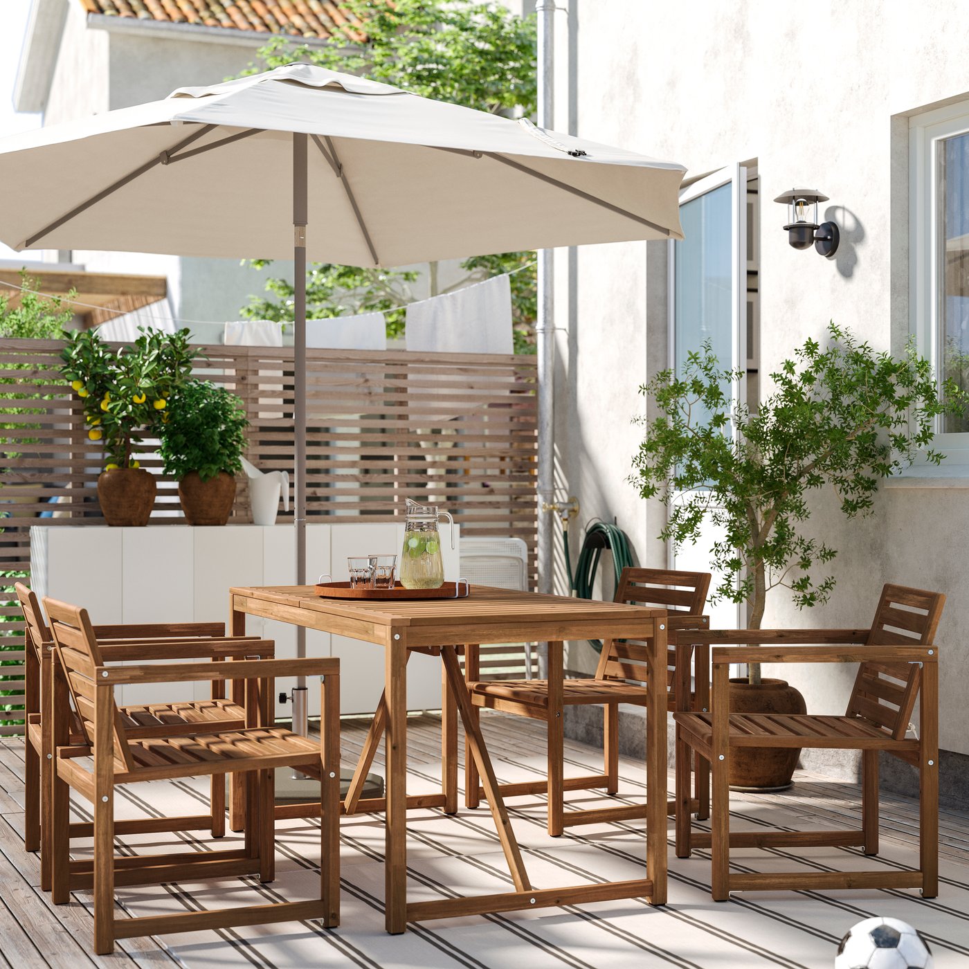A light brown stained NÄMMARÖ table+4 chairs w armrests, outdoor