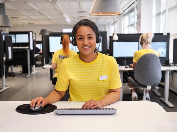 En IKEA medarbetare som hjälper kunder på distans via telefonsamtal.
