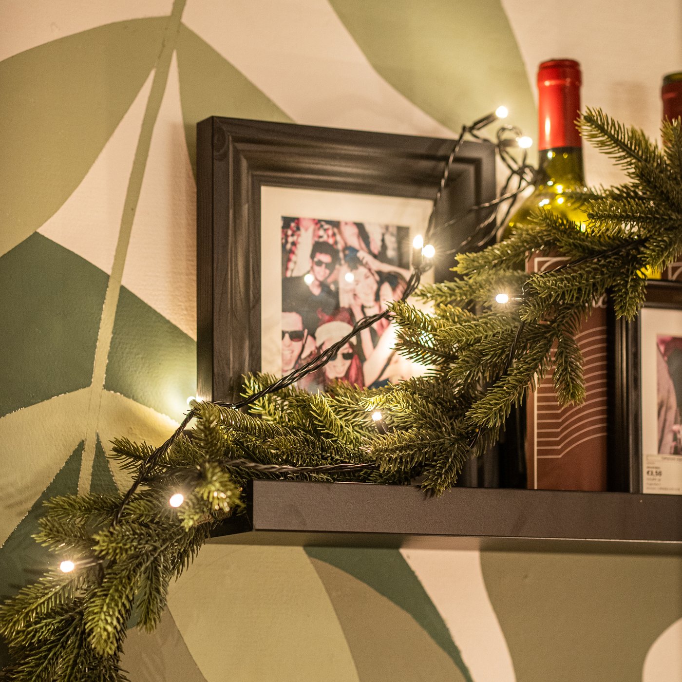 A black STRÅLA LED lighting chain with 100 lights