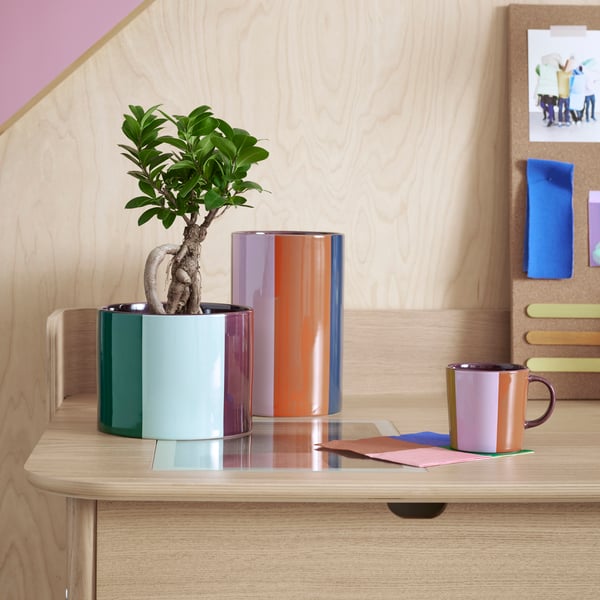 The TESAMMANS pre-cut fabric has a colourful pattern of stripes with different widths in pink, beige, green, red and purple.