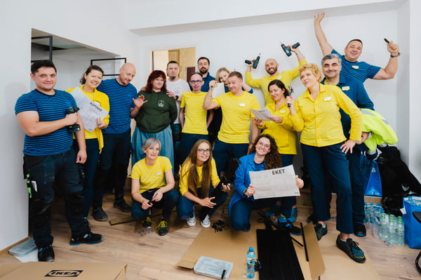 Wolontariusze IKEA na wspólnym zdjeciu 