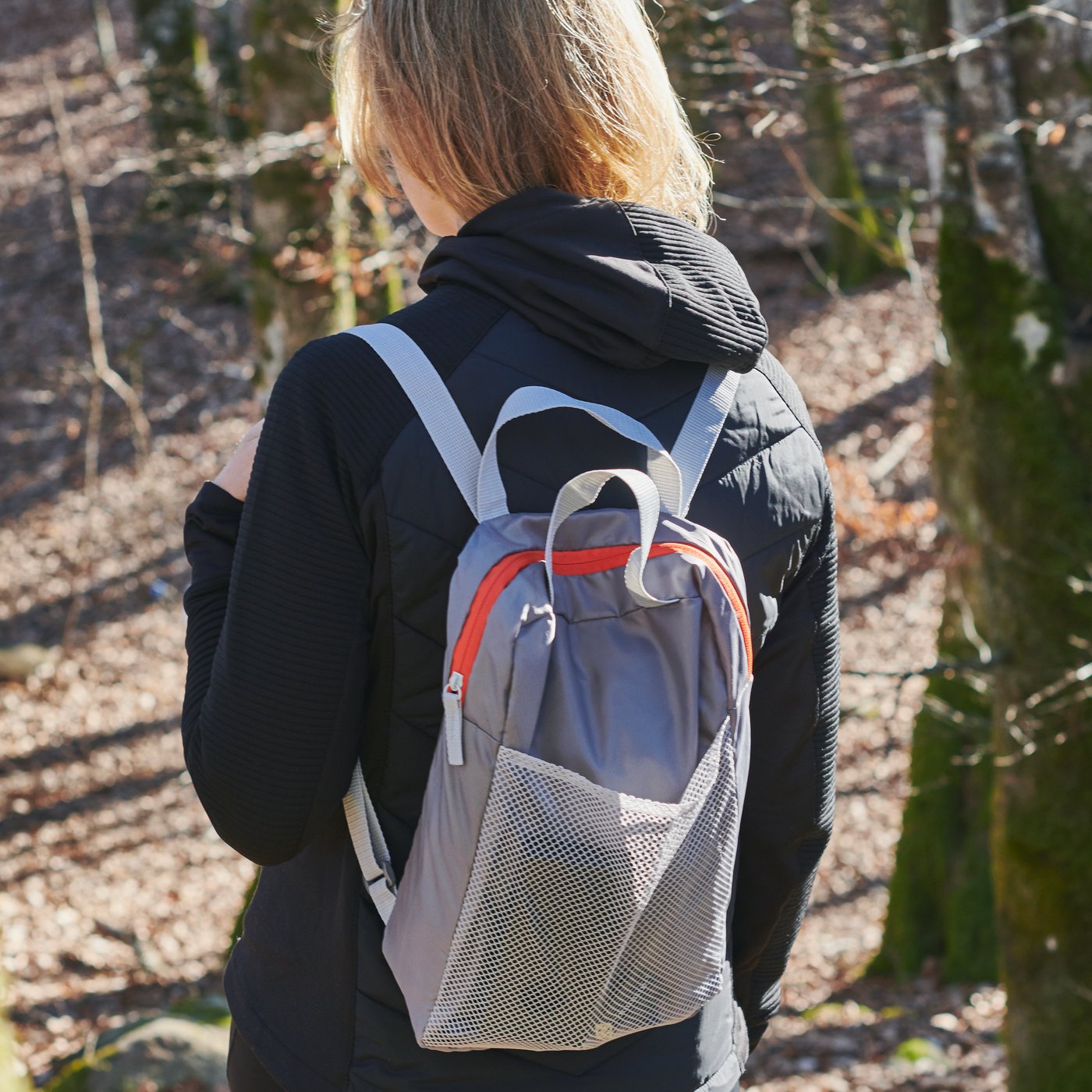 En ljusgrå PIVRING-ryggsäck utanför.