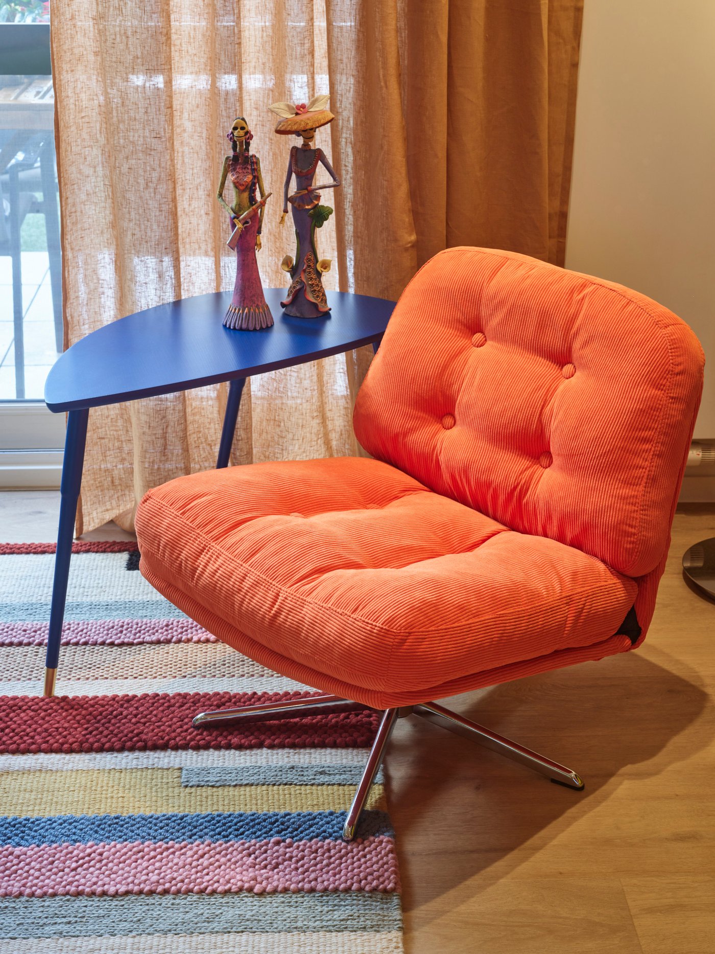 A handmade multicolour/red BRÖNDEN rug, low pile