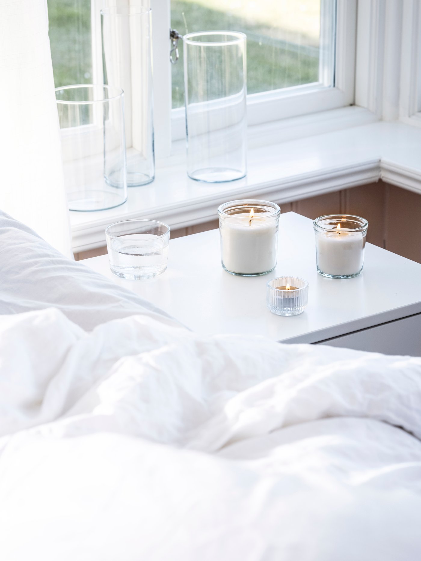 Ароматическая свеча TRÅDCYPRESS из свежего льна/белого цвета в стакане