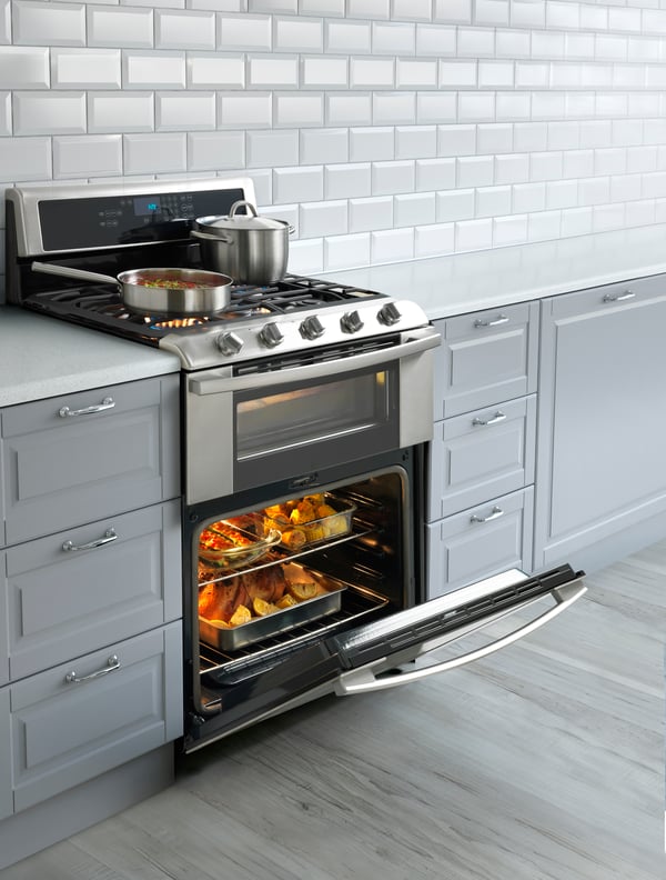 A stainless steel KONCIS roasting tin with grill rack in the kitchen