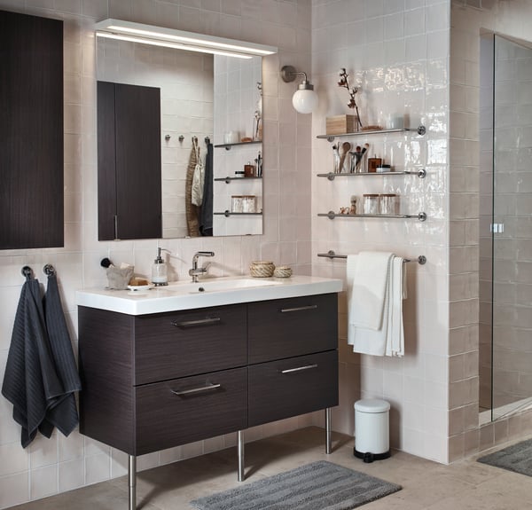 A dark grey VÅGSJÖN bath towel in the bathroom