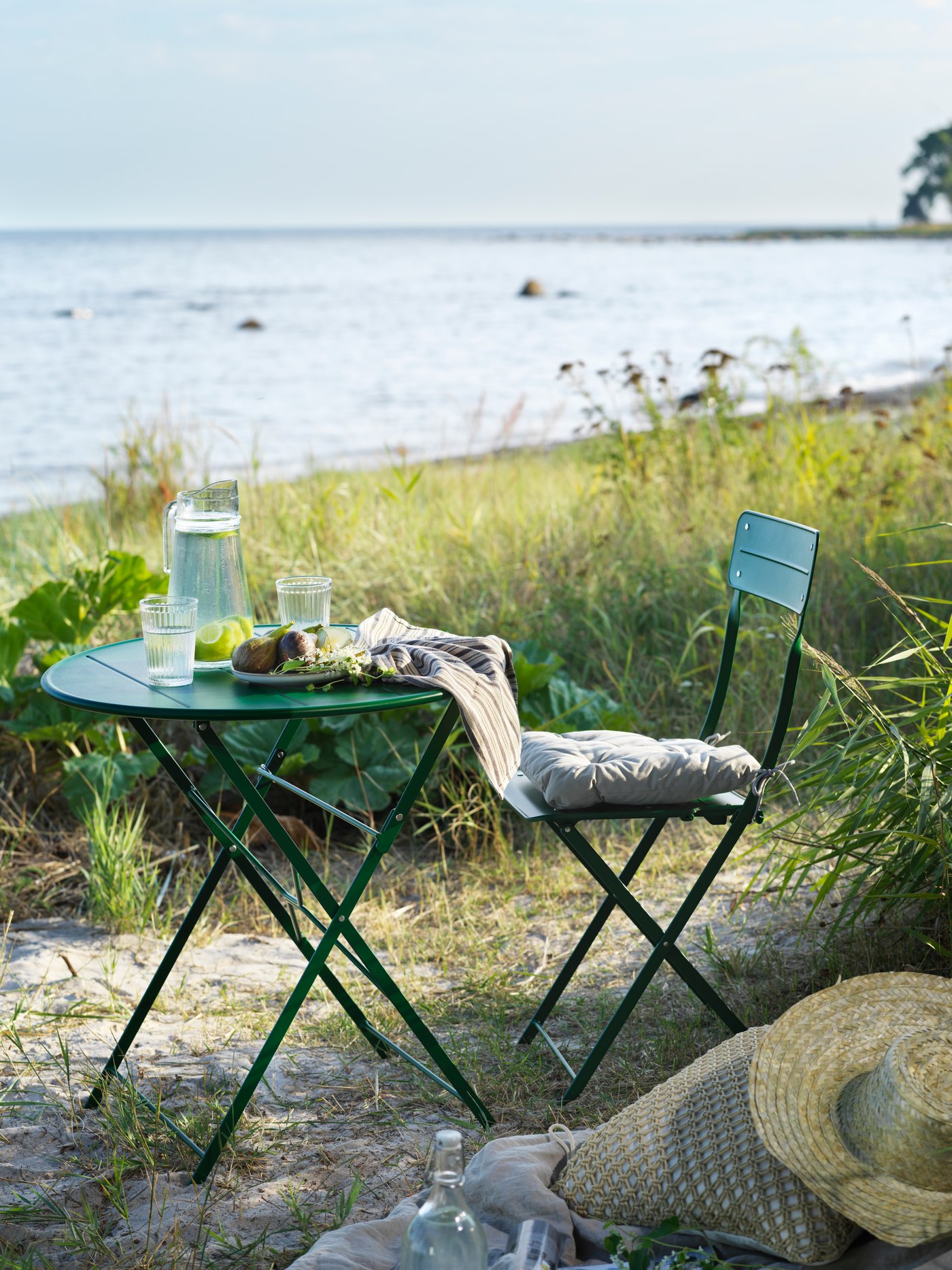 Vihreät SUNDSÖ-ulkokalusteet rannalla