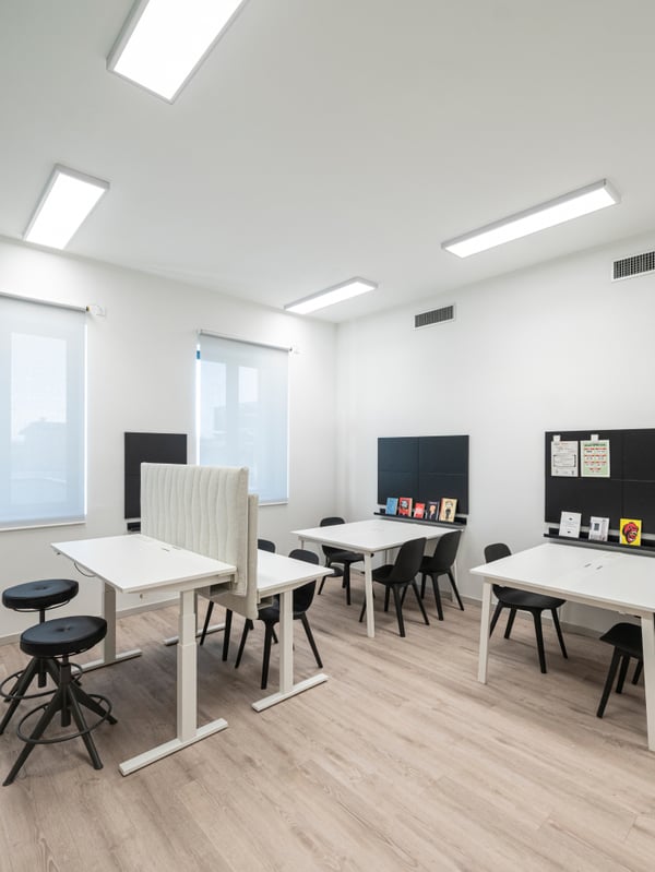 Una delle sale studio della Biblioteca comunale di Brescia Roncadelle allestita con librerie BILLY e scrivanie MITTZON dotate di schermi acustici. Le scrivanie sono abbinate a sedie ODGER e sgabelli per sedute attive TROLLBERGET. Alla parete, bacheche di colore nero SVENSÅS.