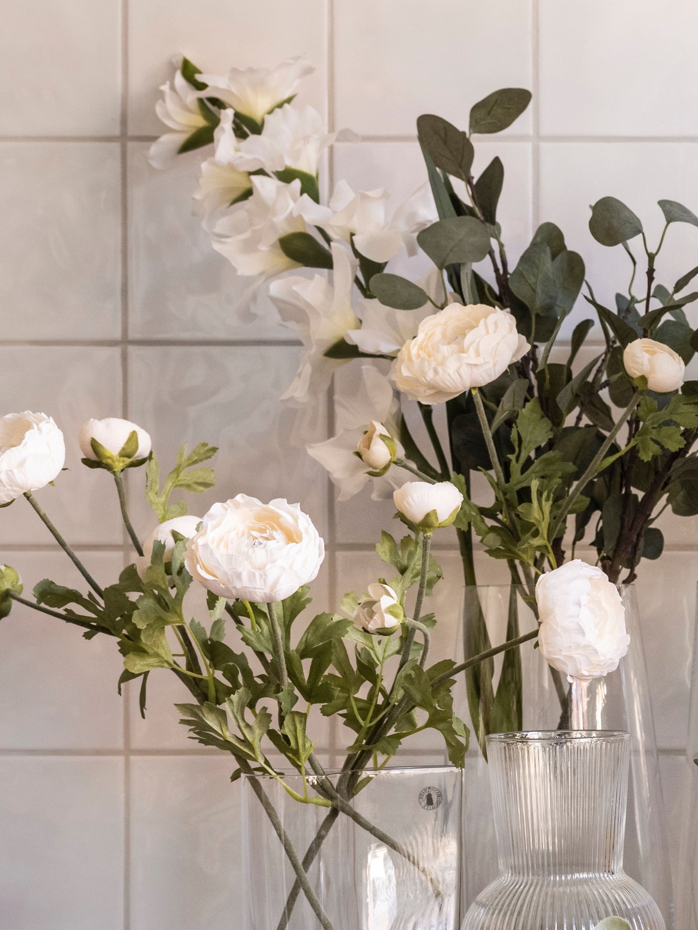 פרח מלאכותי בצבעי ראנונקולוס/תכשיט לבן