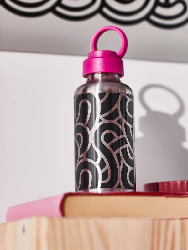 A stainless steel patterned/black pink ENKELSPÅRIG water bottle