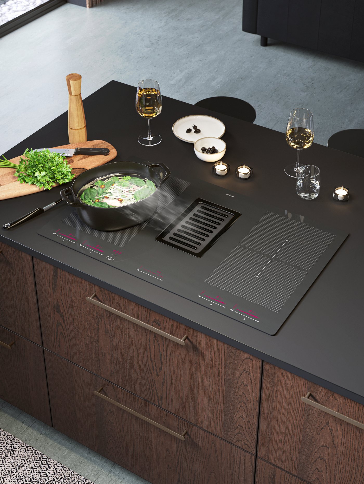Ein schlankes Induktionskochfeld auf einer Kücheninsel. Der integrierte Dunstabzug zieht Kochdampf seitlich ab.
