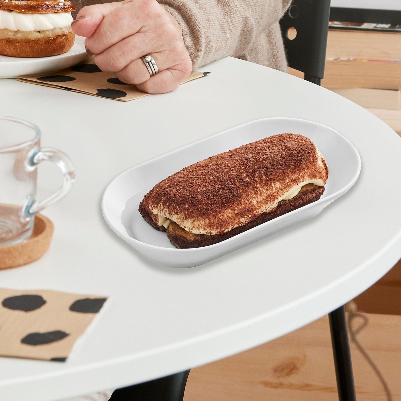 plat de tiramisú sobre una taula blanca