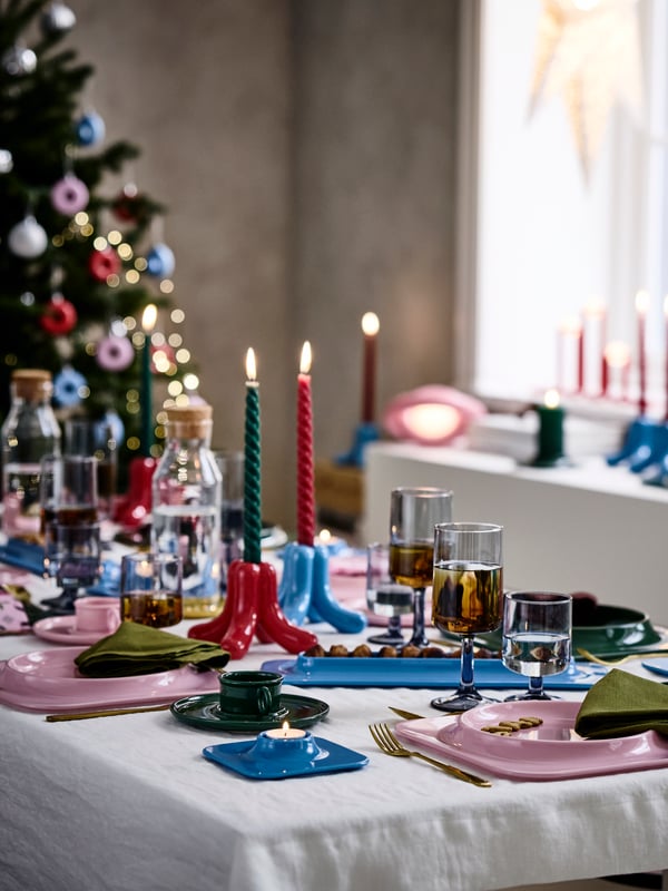 Leikkisä Gustaf Westmanin suunnittelemista VINTERFINT-tuotteista koottu kattaus.