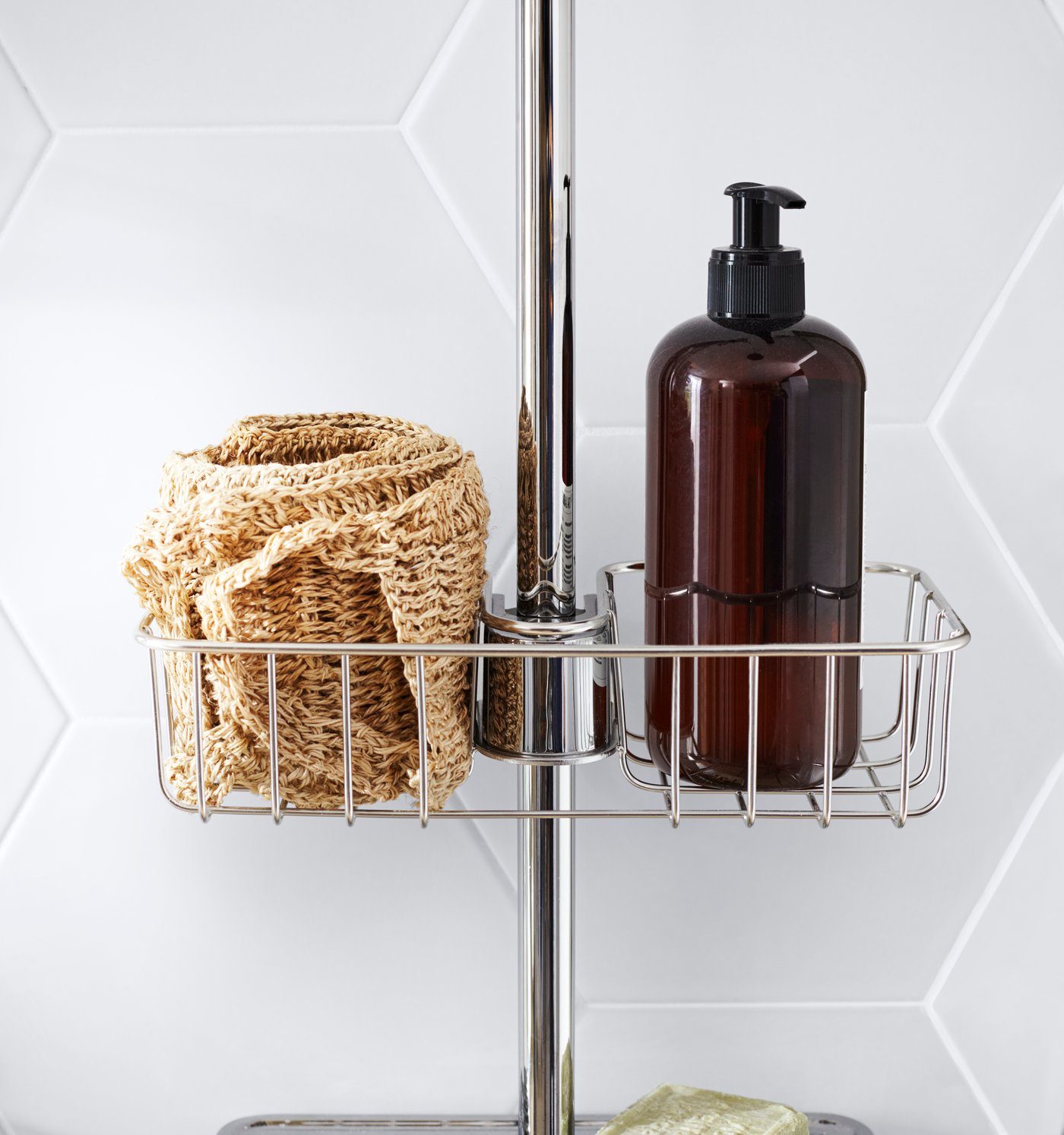 Una mensola da doccia VOXNAN cromata in bagno.