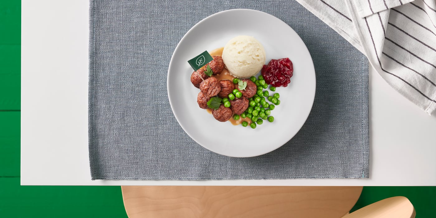 A mashed potatoes green peas /cream sauce and lingonberry jam 5 piece plant balls mash peas/crm sauce lingnbrry jam 5pc plant balls