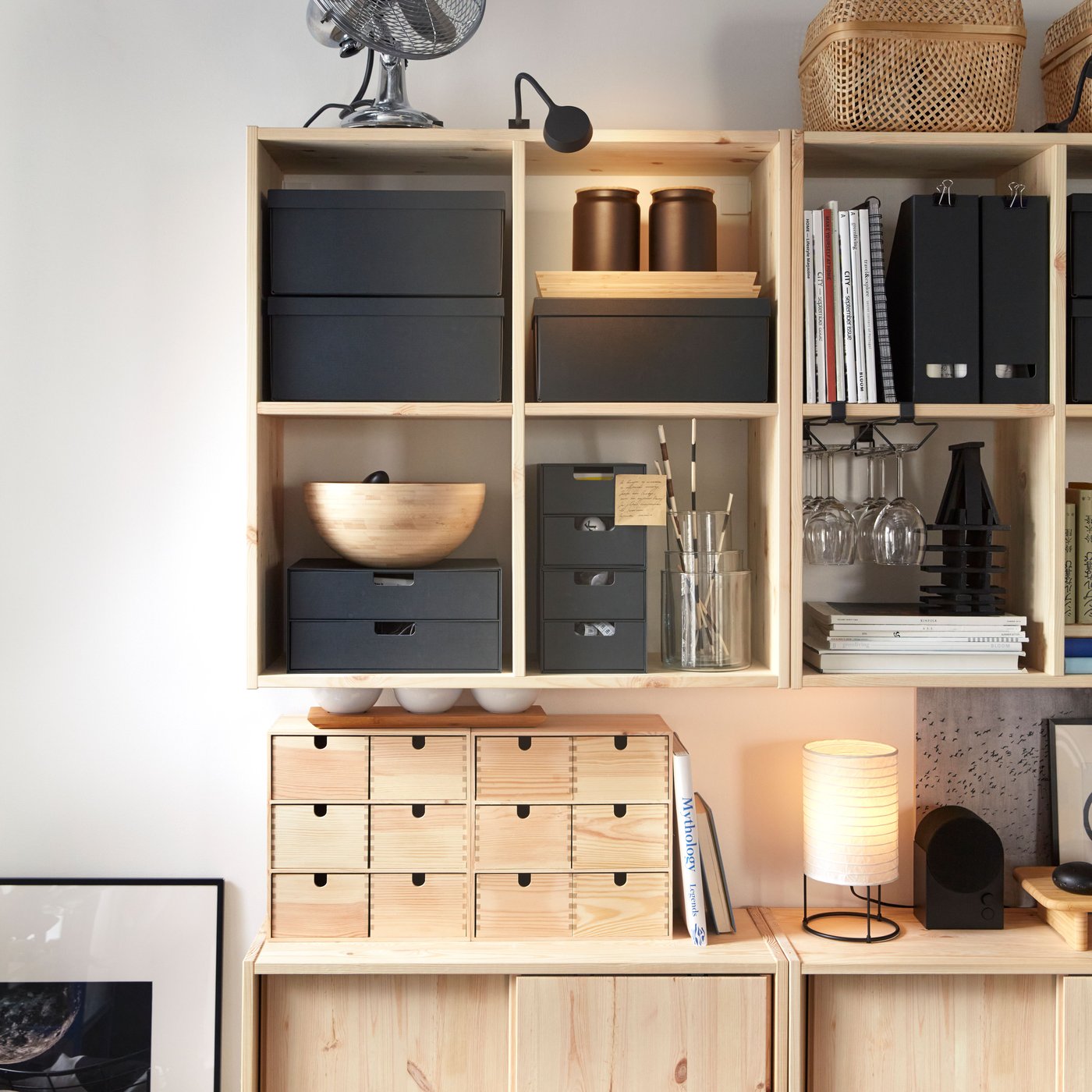 En IVAR reol i fyrretræ med skydedøre i stuen