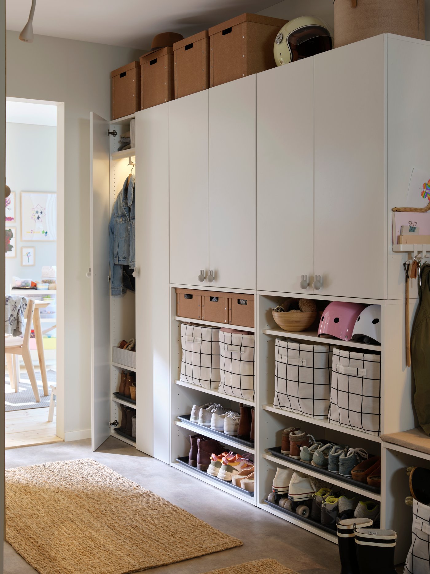 A bamboo BLANDA MATT serving bowl in the hallway