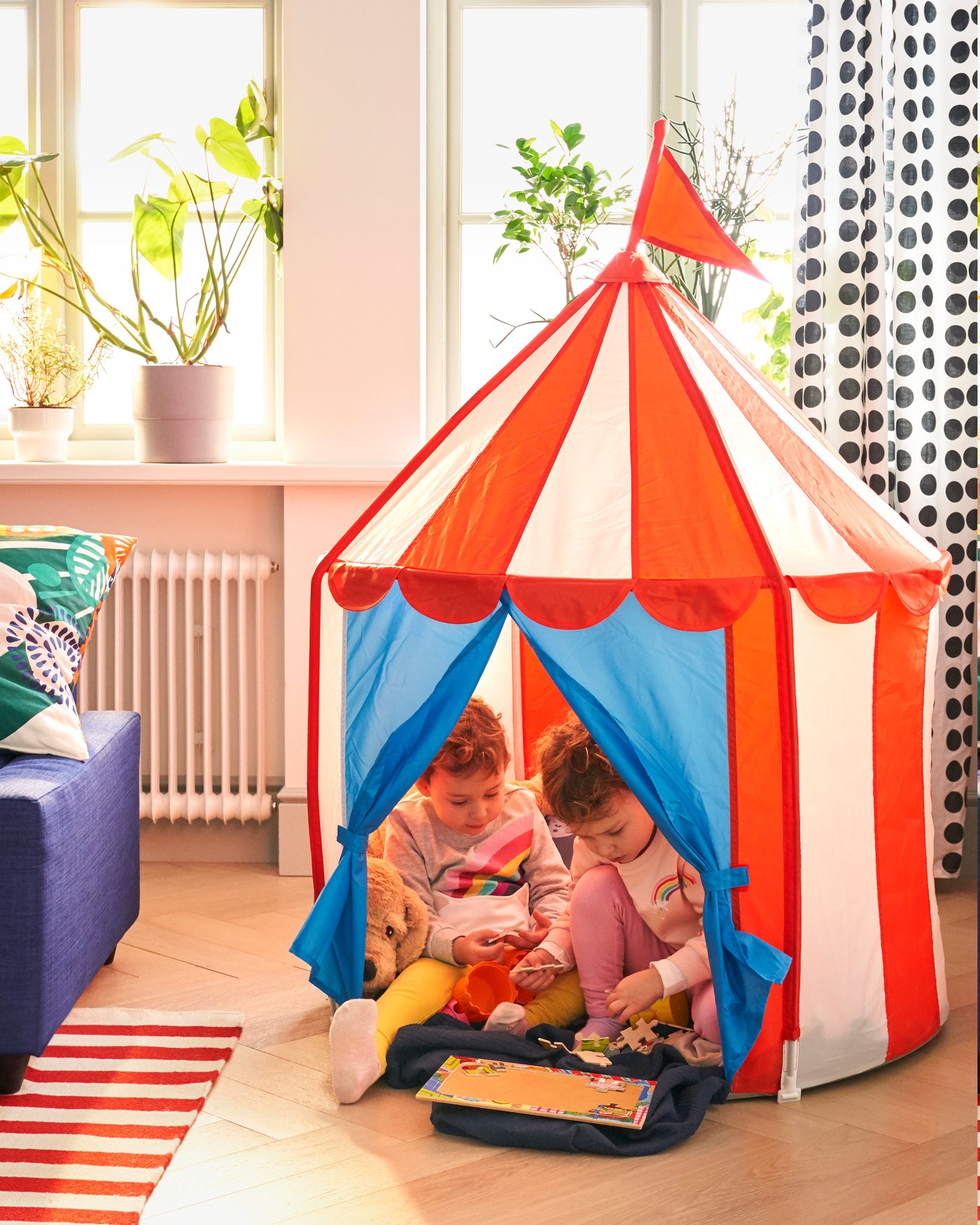 A white/black SKÄGGÖRT fabric in the childrens room