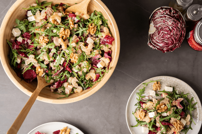 Ein Elch-Pasta-Salat in einer Schüssel auf einem Tisch angerichtet.