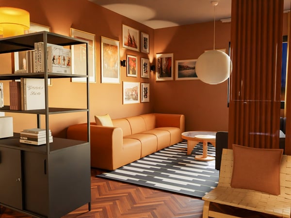 Teil einer Hotellobby. Im Vordergrund rechts ein Stuhl, im Vordergrung links ein Regal mit teils offener, teils geschlossener Aufbewahrung. Im Hintergrund ein Viersitzer-Sofa und zwei Couchtische.