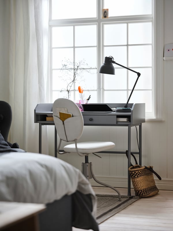 A dark grey HEKTAR work lamp with wireless charging