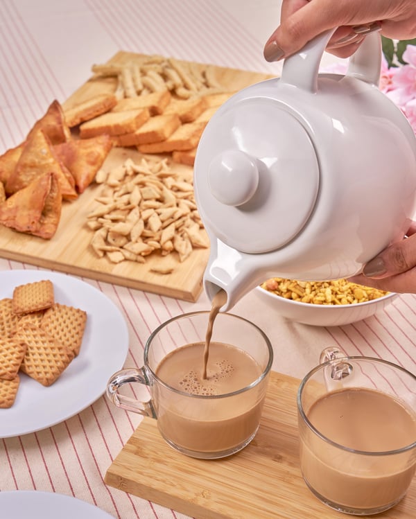 An off-white VARDAGEN teapot