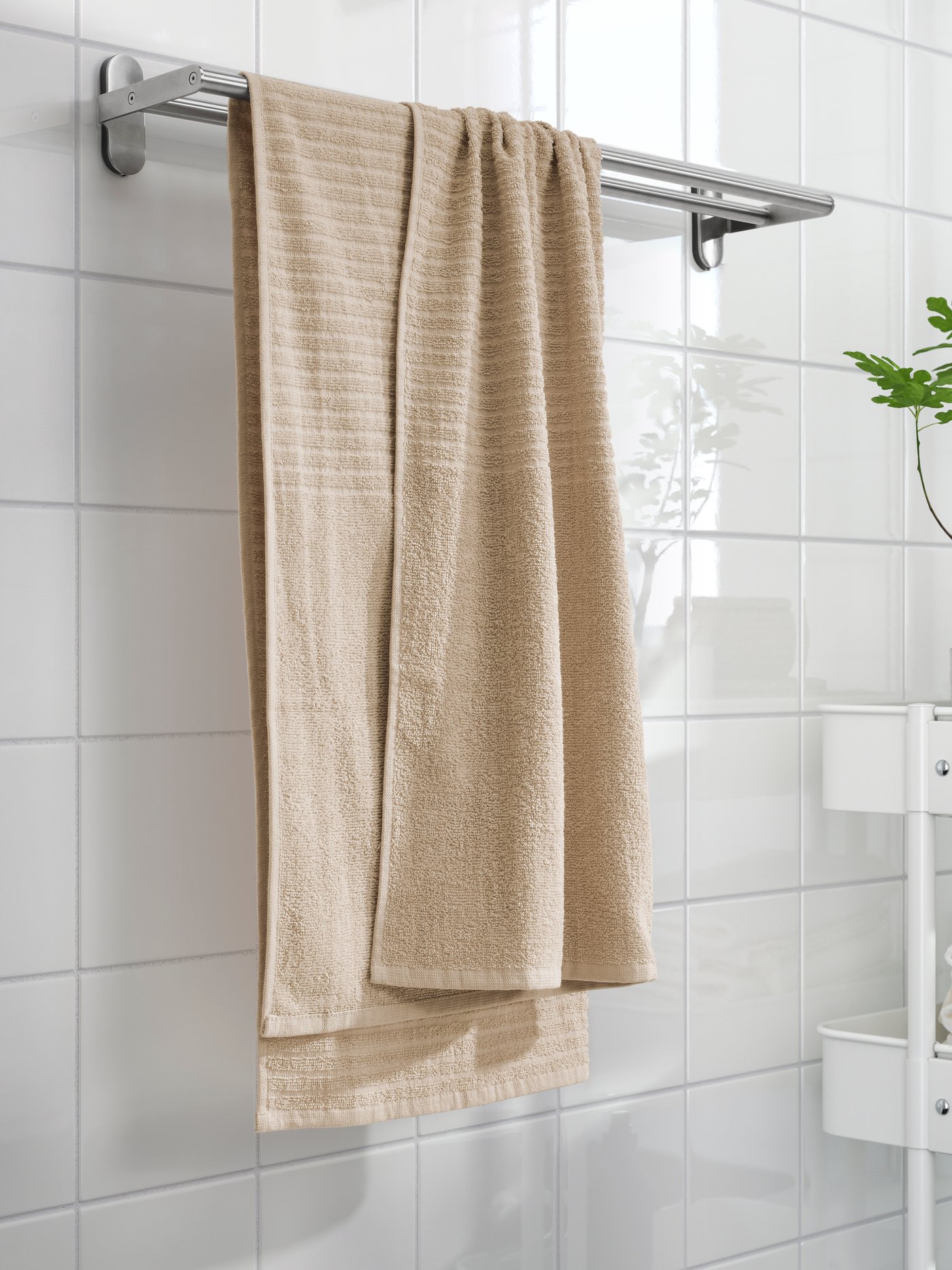 A light beige VÅGSJÖN bath towel in the bathroom