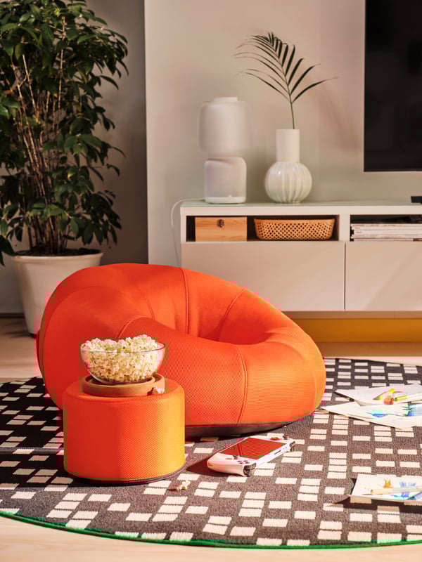 A clear glass BLANDA serving bowl in the living room