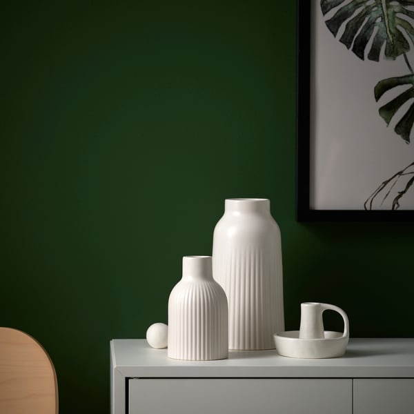 An off-white KAPKASTANJ vase